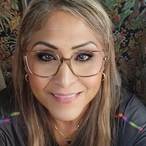 Meet your Posher, Gloria